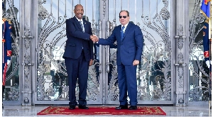 General Abdel Fattah al-Burhan (L) shakes hands with Egyptian President Abdel  Fattah al-Sisi