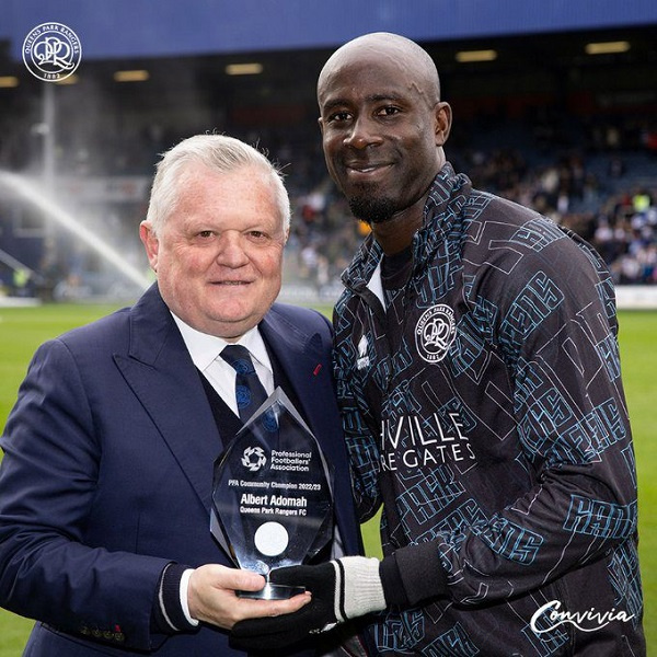 Ghanaian footballer Albert Adomah receives his award