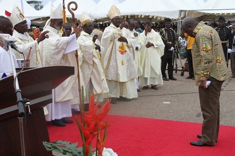 Mahama bowing before Catholic bishops