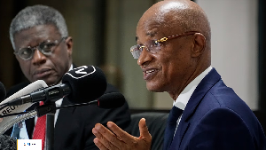 Guinea's main opposition leader Cellou Dalein Diallo (right) speaks to the media (file photo)