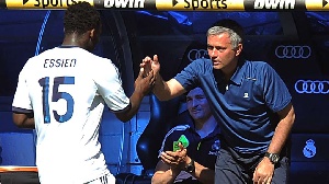 Former Real Madrid coach Jose Mourinho (r) and midfielder Micheal Essien