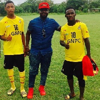 Hay Yartey sandwiched by Mohammed Iddriss (L) and Emmanuel Toku (R)