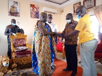 Katakyie Kwasi Bumankah II making the donation