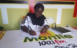 Elizabeth Ofosu-Agyare, signing the Montie 3 mercy petition