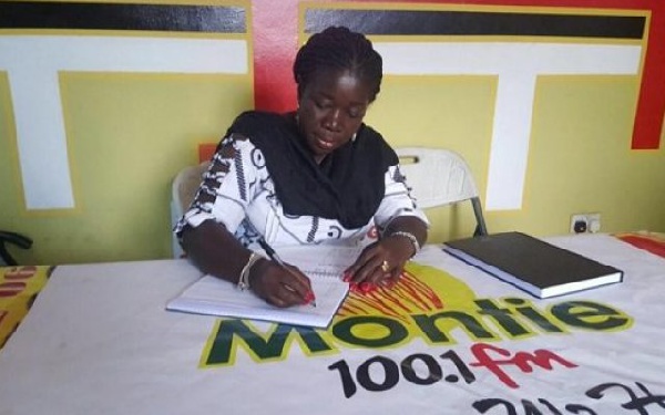 Elizabeth Ofosu-Agyare, signing the Montie 3 mercy petition