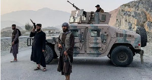 Pipo seen dey hold gun