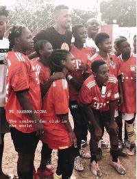 Jerome Boateng flanked by footballers