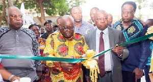 President Akufo-Addo cutting the tape to commission the newly constructed intensive care unit