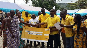 Mr Prince Nyarko, Acting Senior Manager of MTN presenting a cheque