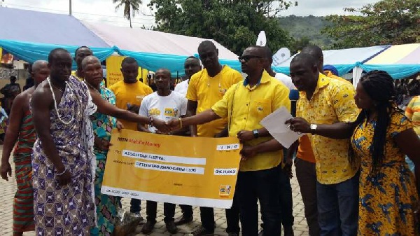 Mr Prince Nyarko, Acting Senior Manager of MTN presenting a cheque