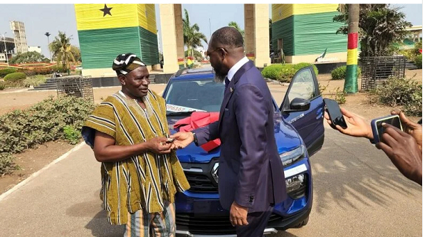 Alhaji Ayana Yakubu (left) receiving the keys to the vehicle from Kofi Okyere Darko