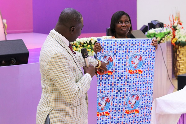 Apostle Henry Ampomah-Boateng unveiling the church cloth