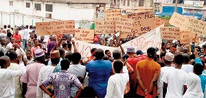 The protesting Asawase Zongo youth demanding the removal of the Ashanti Regional Police Commander