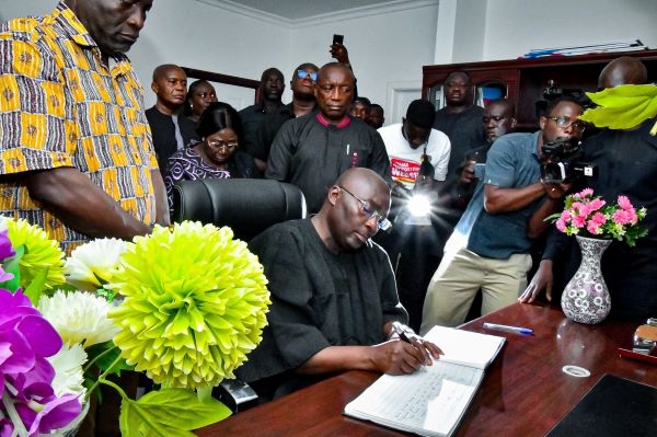 Vice President Dr Mahamudu Bawumia signing the book of condolences