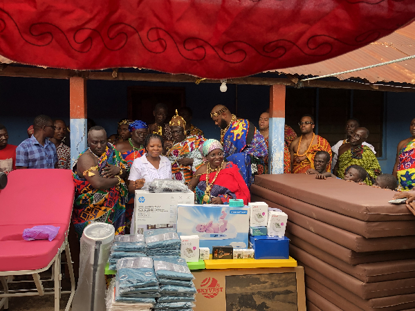 Edith Arthur receiving the items while flanked by other dignitaries