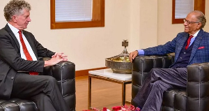 Mauritian Prime Minister Navinchandra Ramgoolam (R) with British envoy Jonathan Powell (L)