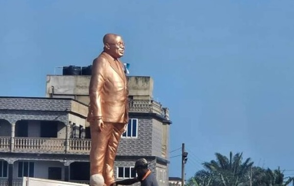 President Akufo-Addo unveiled his statue at the Effia-Nkwanta Regional Hospital