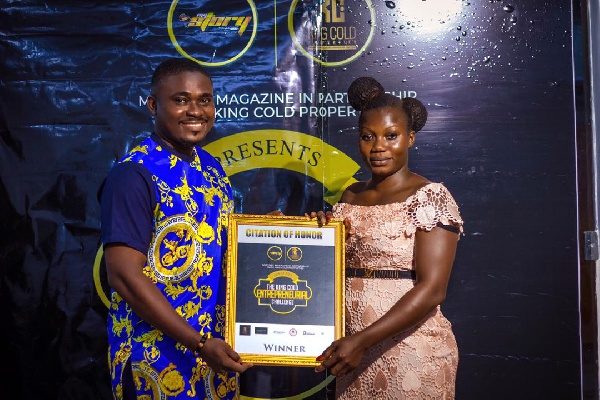 Rosetta Quarshie [R] receiving her plaque