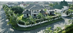 An online photo of an estate house