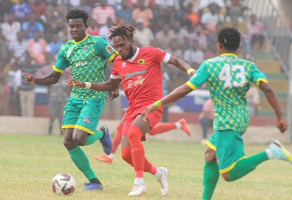 Asante Kotoko's Steven Mukwala in action against Nsoatreman