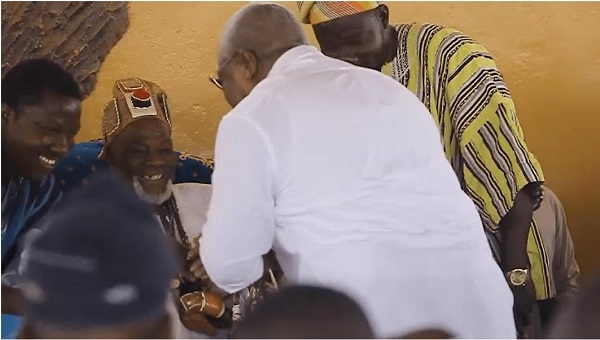 John Mahama exchanging pleasantries with Ndan Ya-Naa