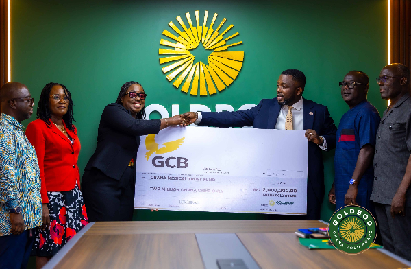 Richard Nunekpeku (R) of dummy cheque presenting the money to Obuobia Darko-Opoku