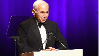 Les Wexner speaks in New York in 2016