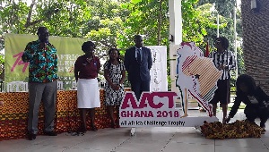 GGA prez (L) being supported by the Convenor and other officials to unveil the tournament