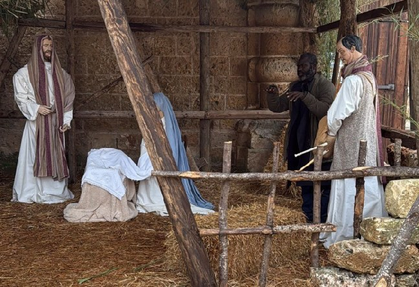 The Ghanaian migrant pretended to be a statue within this setup