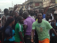 A group of guys mobbed a phone fraudster at Ashaiman