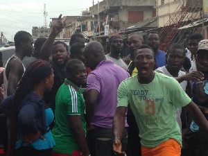 A group of guys mobbed a phone fraudster at Ashaiman