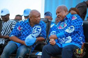 Abedi Pele (L) conversed with President Mahama (R) at Ghanasco's anniversary