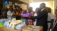 Sarkodee-Adoo family spokesperson, Robert Sarkodee-Aidoo presenting medical items to the hospital