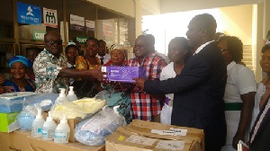 Sarkodee-Adoo family spokesperson, Robert Sarkodee-Aidoo presenting medical items to the hospital