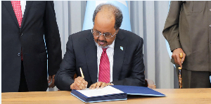 Somalia's President Hassan Sheikh Mohamud signs the recently approved Constitution in Mogadishu