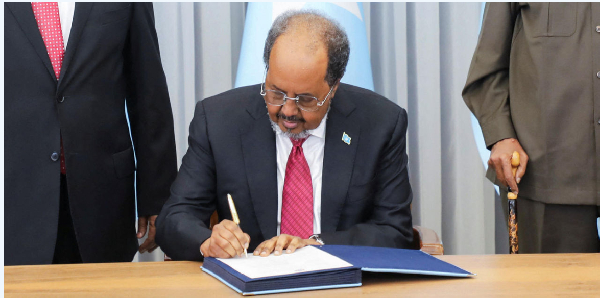 Somalia's President Hassan Sheikh Mohamud signs the recently approved Constitution in Mogadishu