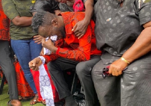 Highlife singer, Akwaboah Jnr shedding tears at his father's funeral