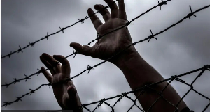 Foto wey dey show pesin hands for barbwire wey look like say e wan try to escape