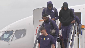 Players of England getting down from a plane