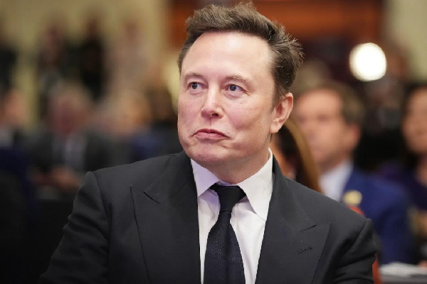 Tesla boss Elon Musk don become di first pesin ever to achieve net worth wey pass $500bn (£370.9bn)