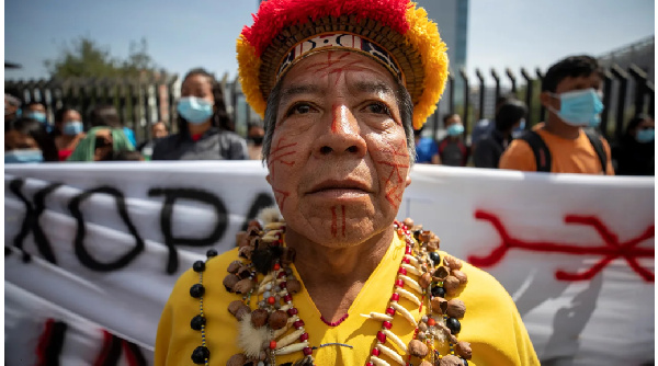 Indigenous people of the Siekopai nation demonstrated outside the National Court of Justice (CNJ)