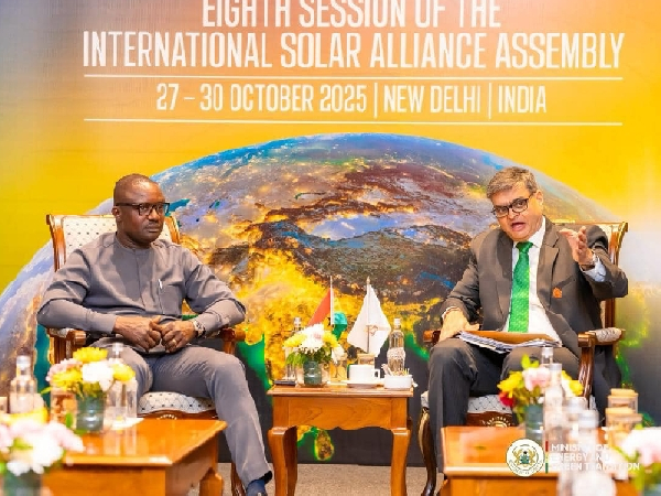 Energy Minister (L) in a high -level meeting with Ashish Khanna (R)