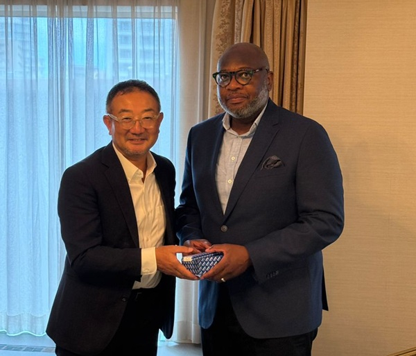 COCOBOD CEO, Randy Abbey (R) and a member of the Japanese partners (L)