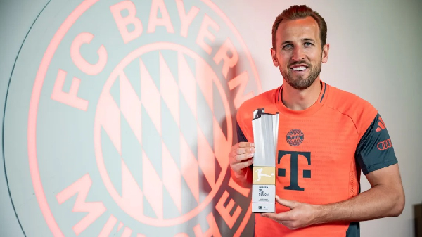 Harry Kane wins the  Bundesliga Player of the Season