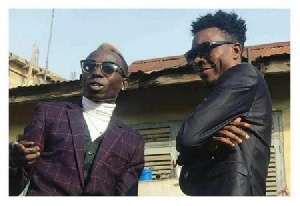 Article Wan poses with Patapaa in a photo