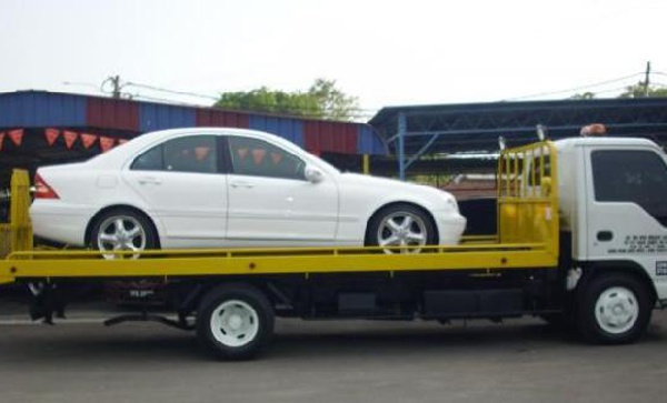 A towing vehicle at work