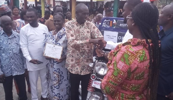 Josephine Nkoom presenting an award to the overall best farmer in Ayensuano district