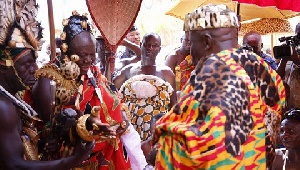 Osagyefuo Amoatia Ofori Panin welcoming Otumfuo Osei Tutu to Kyebi