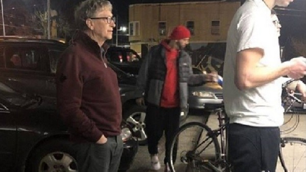 Bill Gates in the queue