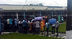 Some parents in queue to register their wards